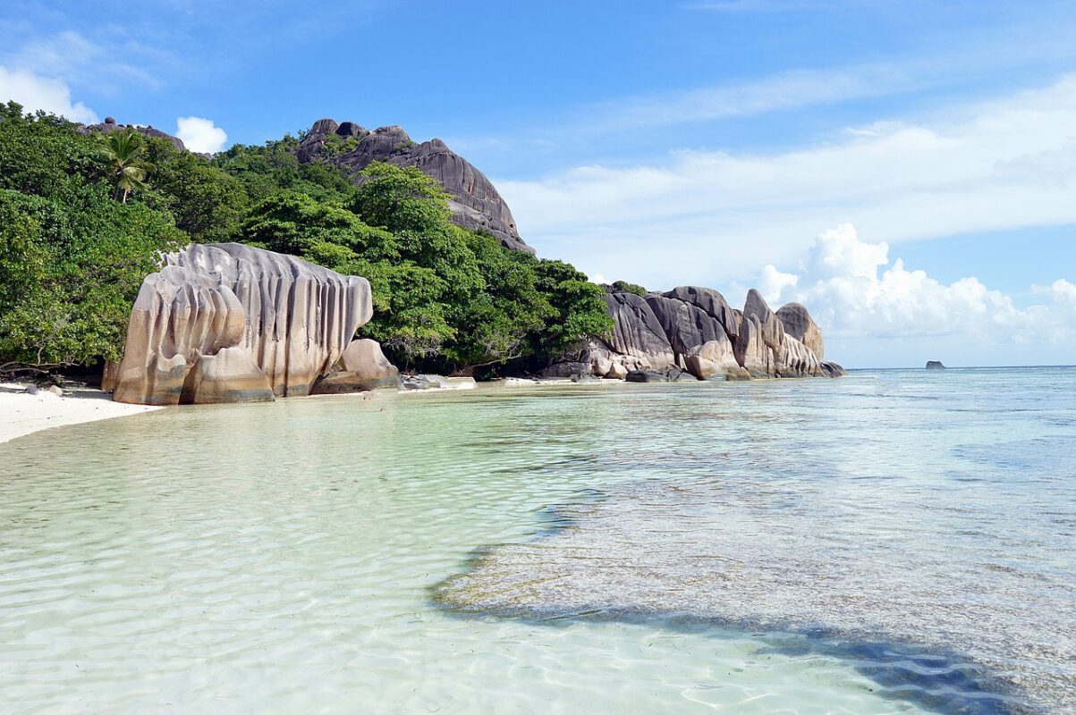 La Digue plage Seychelles catamaran